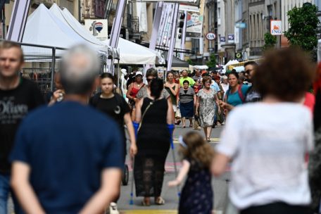 „Journée française“ / Shopping unter blauem Himmel: Auf Schnäppchenjagd in der Escher Alzettestraße