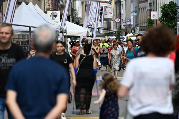 „Journée française“ / Shopping unter blauem Himmel: Auf Schnäppchenjagd in der Escher Alzettestraße