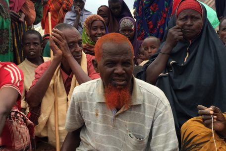 Farah Mohamed (mit rotem Bart), mit 77 Jahren einer der Ältesten im Lager, kann sich noch an die Zeit reicher Ernten erinnern