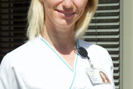 Trotz Angst vor Hunden hat die Abteilungsleiterin Uneisa Jusufovic schnell Vertrauen zur liebenswerten Miss gefasst