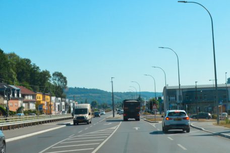 Währenddem weiter und weiter schleppend diskutiert und geplant wird, hat die Realität vor Ort, wie am Beispiel der Hauptverkehrsader zwischen Diekirch und Ettelbrück, die Wünsche für die Zukunft längst zunichtegemacht. Der erst 2021 vorgestellte Leitplan „Nordstad 2035“ ist bereits in vielerlei Hinsicht überholt.