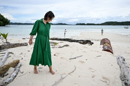 Die deutsche Au&szlig;enministerin Annalena Baerbock bei einem Besuch der Inselrepublik Palau auf der Insel Ngkesill, wo sie die Auswirkungen der Klimakrise thematisierte. Als Inselstaat ist Palau besonders vom Klimawandel betroffen.&nbsp;