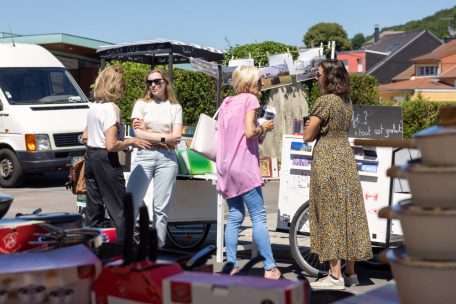 L’„Agora Café“, un lieu de convivialité itinéraire et éphémère durant lequel les géographes Estelle Evrard (à gauche) et Lise Landrin (à droite) ont discuté territoires avec les habitants