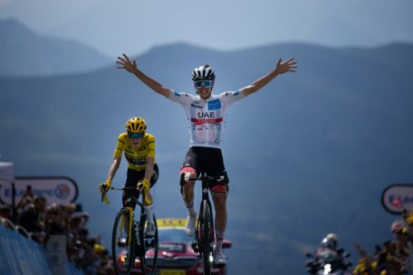 Tadej Pogacar (rechts) gewann zwar kaum Zeit auf Jonas Vingegaard, konnte aber dafür die Etappe gewinnen