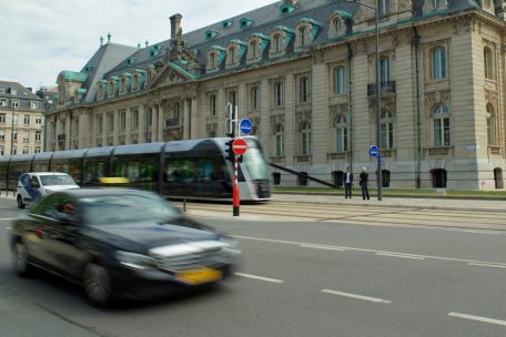 Luxemburg / Fußgängerin auf dem Kirchberg von Tram angefahren