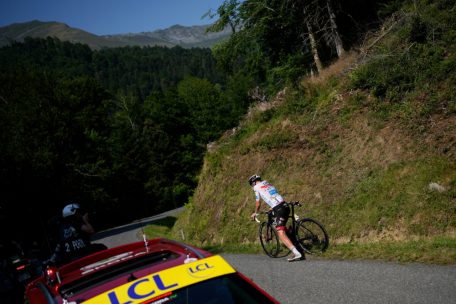 Tadej Pogacar stürzte, doch Jonas Vingegaard wartete