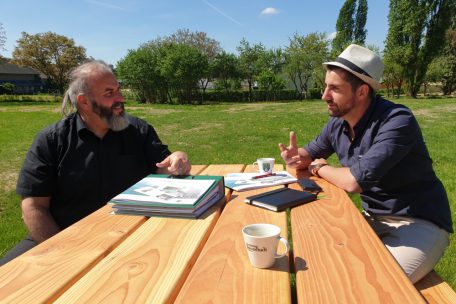 Bürgermeister Jeff Gangler (r.) und Kommunikationsexperte David Everard beim Ortstermin im Zentrum von Bauschleiden. Das Grüne soll übrigens erhalten bleiben.