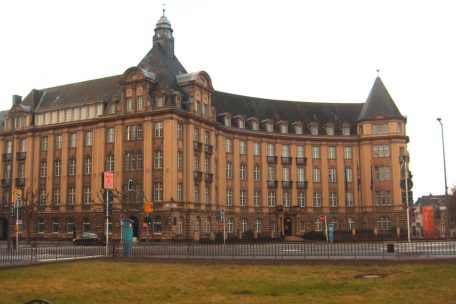 In dem heutigen Sparkassengeb&auml;ude wurde 1952 der Vertrag der Montanunion unterschrieben. Daran erinnert eine Plakette an der Seite des Geb&auml;udes.&nbsp;Die Direktionsverwaltung der Luxemburger Eisenbahnen verzichtete auf ihre R&auml;umlichkeiten an der place de Metz, damit sich dort die Hohe Beh&ouml;rde einrichten konnte.