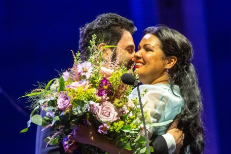 Anna Netrebko umarmt w&auml;hrend der Schlossfestspiele ihren Ehemann Yusif Eyvazov