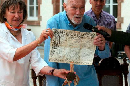 Der geb&uuml;rtige Wiltzer Guy De Muyser &uuml;berreicht der Gemeinde eine &uuml;ber 300 Jahre alte Familien-Urkunde