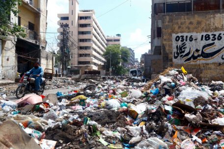 Naturkatastrophen wie Fluten, D&uuml;rren, Erdrutsche haben in Pakistan in den vergangenen Jahren zugenommen, auch die Luftqualit&auml;t ist gesunken. Klimaexperten schreiben das Ph&auml;nomen dem Klimawandel zu, aber auch der N&auml;he zu stark industrialisierten L&auml;ndern wie China oder Indien.