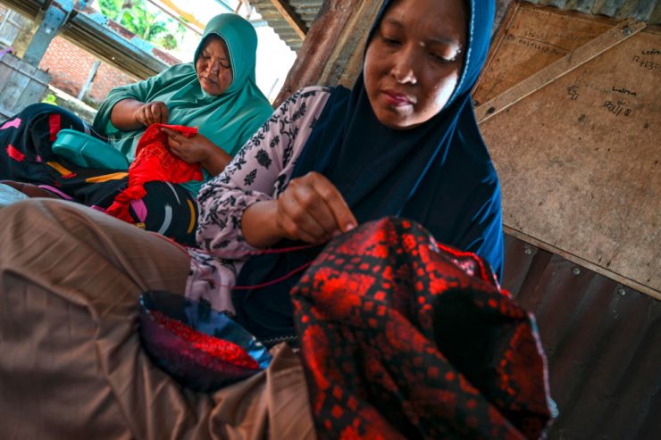 Indonesien / Frauen und Mädchen werden in einigen Provinzen einer harschen Kleiderordnung unterworfen