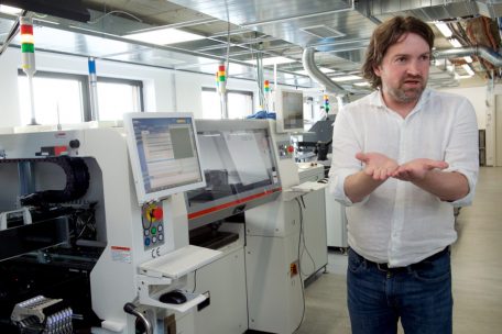 Artyom Yukhin vor der Produktionslinie der 3D-Scanner in Hamm