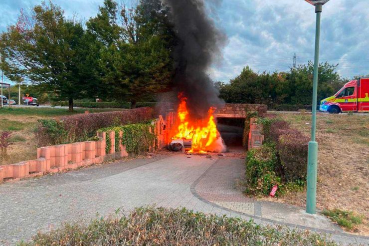 Kreisverkehr Raemerich / Betrunkene Fahrerin kracht in Tunnelmauer – Auto fängt Feuer