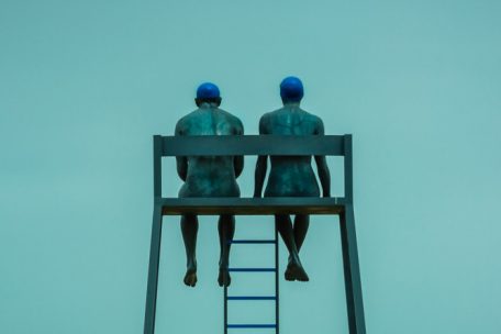 Baywatch-Feeling in Knokke-Heist: Die vier Meter hohe Bronzestatue der Künstlerin Aurora Cañeros – „Socorristas III“ – zeigt zwei Figuren, die auf einem Rettungsschwimmerposten sitzen. Sie steht seit 2016 in Duinbergen und ist eines der 30 Kunstwerke in Knokke-Heist.