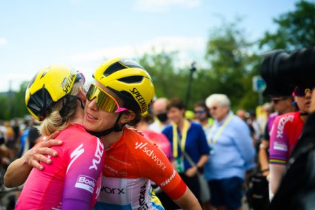 Christine Majerus umarmt ihre Teamkollegin bei SD Worx, Demi Vollering, die die Tour auf Rang zwei beendete