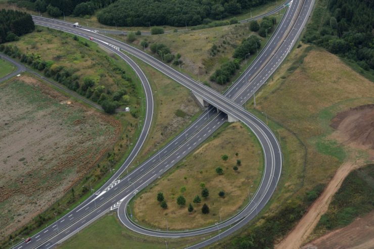 A7 bei Colmar-Berg / Laster fährt auf Autobahn auf – Pkw knallt gegen Heck