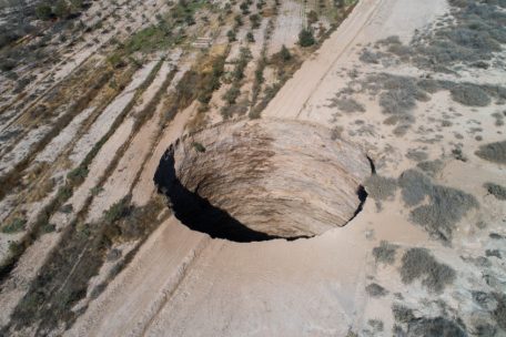 Chile / Riesiges Loch tut sich in Bergbau-Region auf