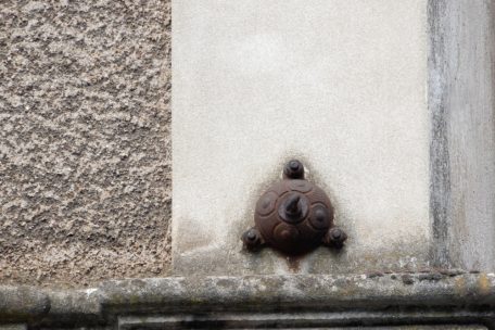 Halter, an denen einst die Kabel für die Tram festgemacht waren