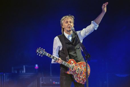 Von wegen „Let it be“: Paul McCartney lässt auch im höheren Alter das Muszieren nicht – wie hier beim Glastonbury Festival im Sommer 2022.