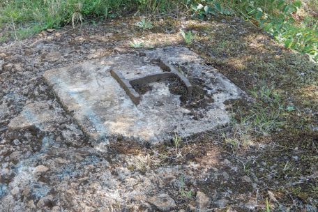 Die Fundamente vieler Strommasten sind im Gebüsch auch heute noch zu erkennen