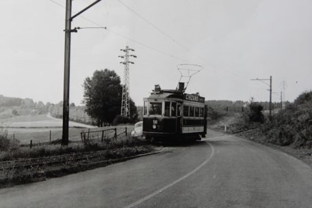 Kurz vor Kayl überquerte die Tram die Straße erneut und fuhr dann in die Ortschaft hinein
