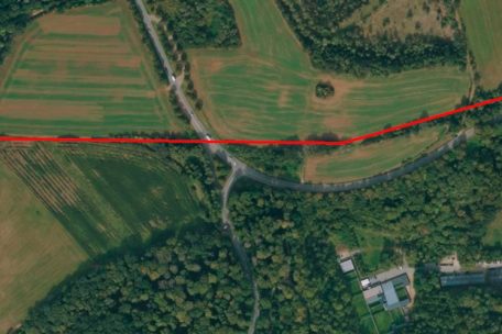 Wie eine gerade Linie fuhr die Tram von Esch nach Kayl über den „Kayler Poteau“. Aus der Luft machen Bäume und Büsche die Strecke von damals sichtbar. Kurz vor dem Überqueren der Straße bog die Trasse nach Rümelingen rechts ab.