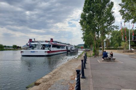 Nach einem Spaziergang an der Mosel ist die Aussicht auf eine Kugel Stracciatella-Eis verlockend