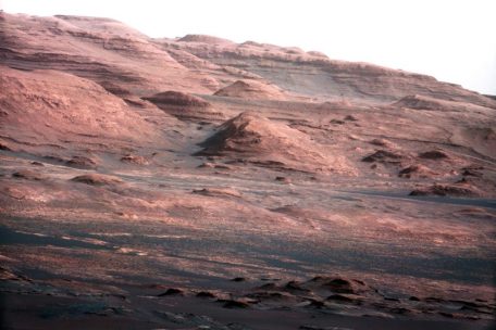 Das Foto des Mars-Roboters Curiosity, aufgenommen am 23.8.2012, zur Verf&uuml;gung gestellt von der NASA am 28.8.2012, zeigt den Mount Sharp auf dem Mars