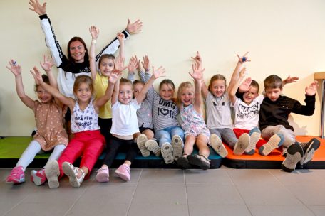 Erzieherin Inna mit der Gruppe der Sechs- bis Siebenj&auml;hrigen