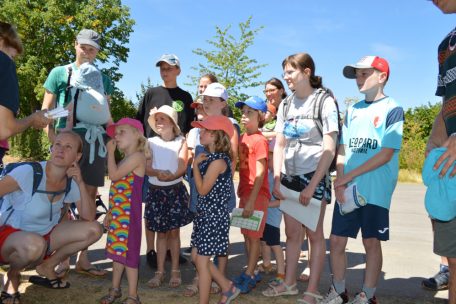 Interessiert hörten sich sowohl die kleinen als auch die großen Besucher die Erläuterungen der Fachleute an