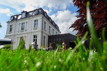 Mitten im Park der Hauptstadt bietet die Villa Vauban nicht nur interessante Kunstausstellungen, sondern versucht auch jungen Menschen den Zugang zu Kunst spielerisch zu vermitteln  