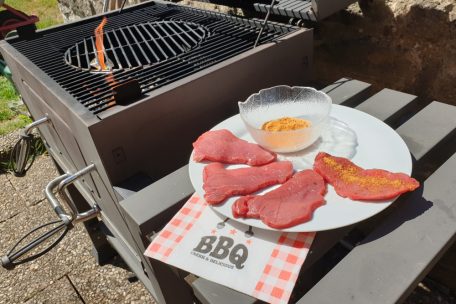Dünne Scheiben Rumpsteak kann man großzügig mit Rub-Mix überziehen