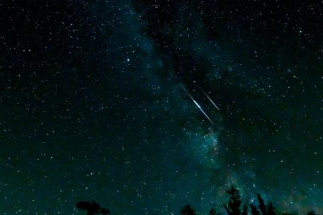 Wer mit einer Kamera (am Stativ oder flach hingelegt) mit m&ouml;glichst weitwinkligem Objektiv und einigen Sekunden Belichtungszeit den Sternenhimmel &bdquo;ablichtet&ldquo;, der f&auml;ngt mit etwas Gl&uuml;ck, wie hier, eine Sternschnuppe ein &ndash; oder vielleicht sogar einen &bdquo;Boliden&ldquo; &hellip;