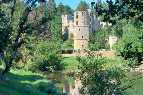 Die imposante Mittelalterburg liegt mitten im Grünen