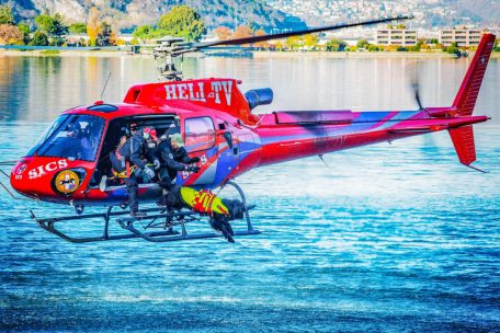 Im Training am Gardasee wird der Absprung aus dem Helikopter geübt