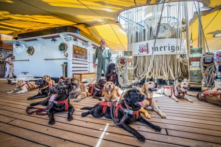 Die Seenotretter in einer Einsatzpause am Deck