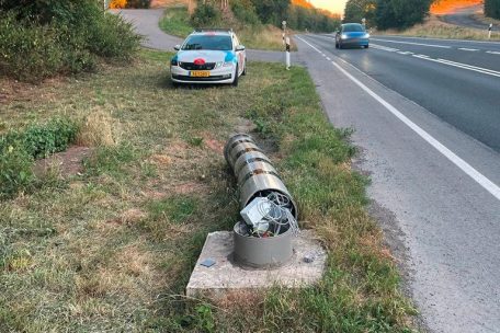 N7 / Radarsäule zerstört: Polizei sucht nach Zeugen