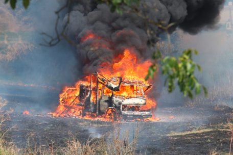 Grenzgebiet / Metzdorf: Camper fängt Feuer und löst Flächenbrand aus 