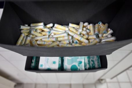 Tampons für alle / Schottisches Gesetz gegen Periodenarmut tritt in Kraft