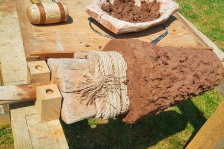 Im Juni begann die Herstellung der Bienenkorbglocke mit der Anfertigung der Holzspindel und des Lehmkerns, auf den das Wachsmodell der Glocke aufgezogen wurde