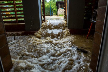 Flutgefahr / Warum der trockene Boden so katastrophale Folgen haben kann