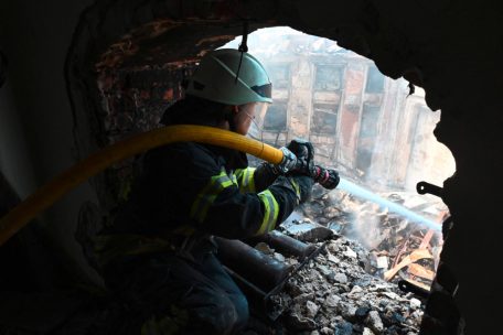 L&ouml;scharbeiten am Kulturhaus der Eisenbahn  in Charkiw