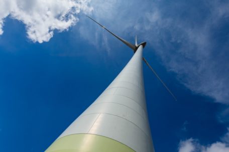 Das Windrad vom Typ Enercon E-115 bei Hosingen ist 135 Meter hoch und hat einen Rotordurchmesser von 115 Metern