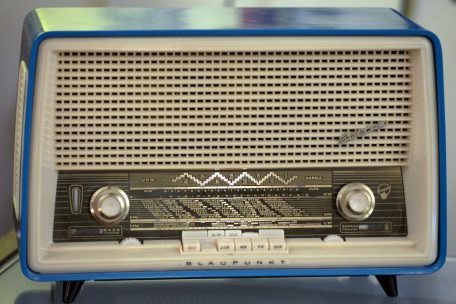 Schrill, witzig, laut / Die Radiowerbung wird 100 Jahre alt