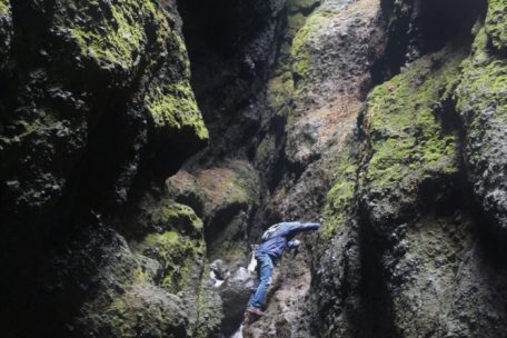 Wer die Erdspalte Rauðfeldsgjá erkunden will sollte wasserfeste Wanderschuhe mitbringen