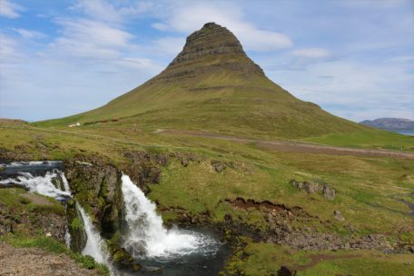 Der Berg Kirkjufell sollte insbesondere „Game of Thrones“-Fans bekannt vorkommen, da er als Drehkulisse diente