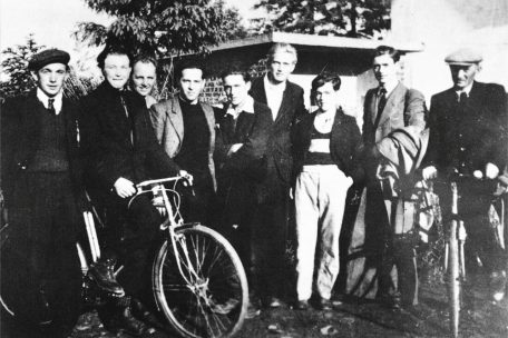 V.l.n.r.: Eug&egrave;ne und Aloyse Kremer, Pierre Schon (Doenningen), Edgar Michaud (kanadischer Flieger), Pierre Kergen, Ferd Hansen (Fl&uuml;chtling aus Clerf), Alain Best (englischer Flieger), Ronald Dawson (englischer Flieger) und Batty Mutsch. Foto aufgenommen am 12. Juni 1944: Auf dem Bahnhof Limerl&eacute; (Belgien) treffen die Fluchthelfer auf alliierte Flieger.