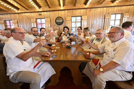 Schueberfouer / Luxemburgs Bürgermeister schenken ihren Gästen reinen Wein ein