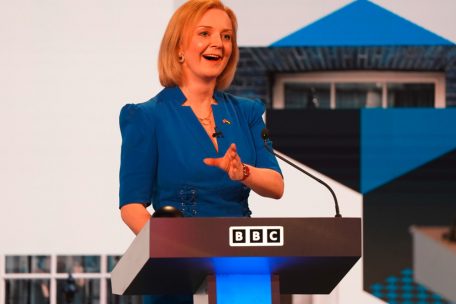 Die wahrscheinliche Johnson-Nachfolgerin Truss &auml;u&szlig;ert sich gerne sp&ouml;ttisch &uuml;ber die BBC